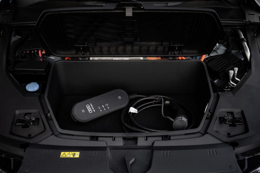 Детали интерьера Audi e-tron 55 Quattro 2019 года  (WW) (фото 284 из 452)